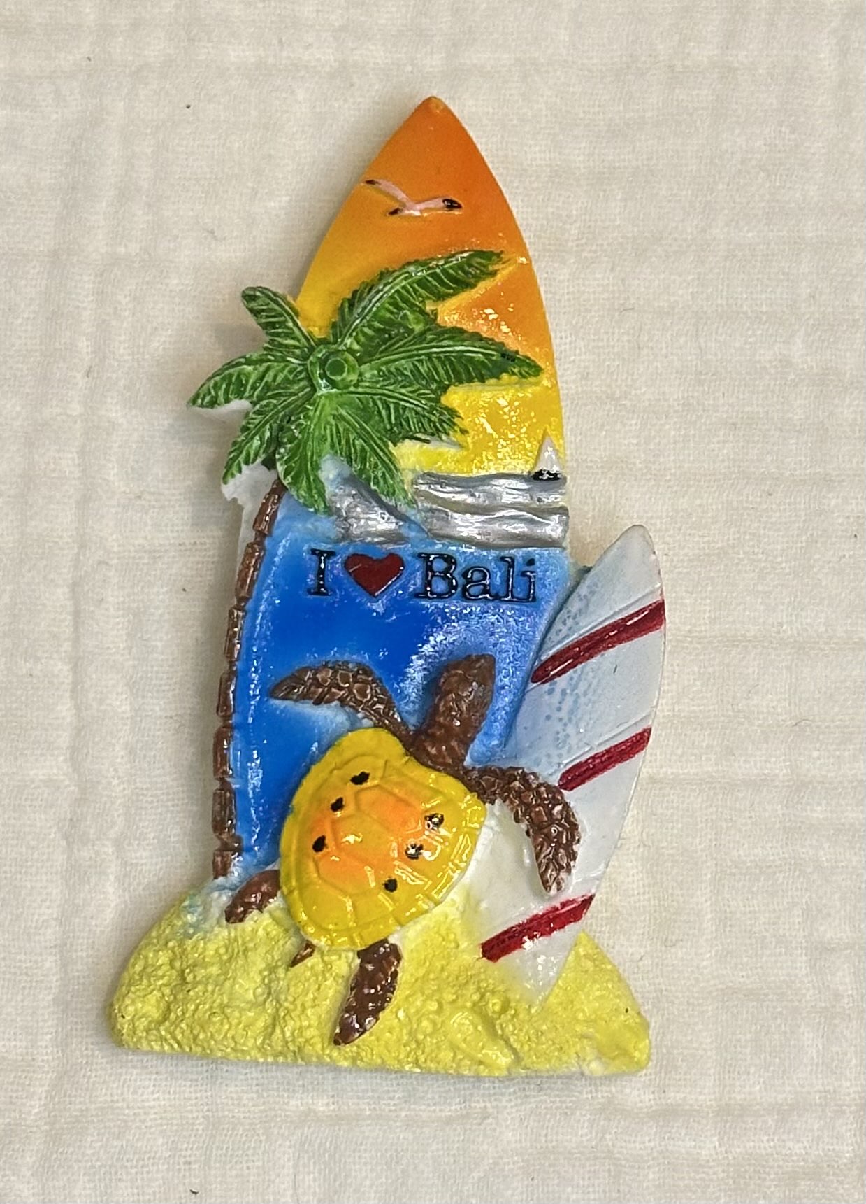 バリ島のお土産として購入した、サーフボード型でサンセットとカメが描かれたI Love Baliマグネット