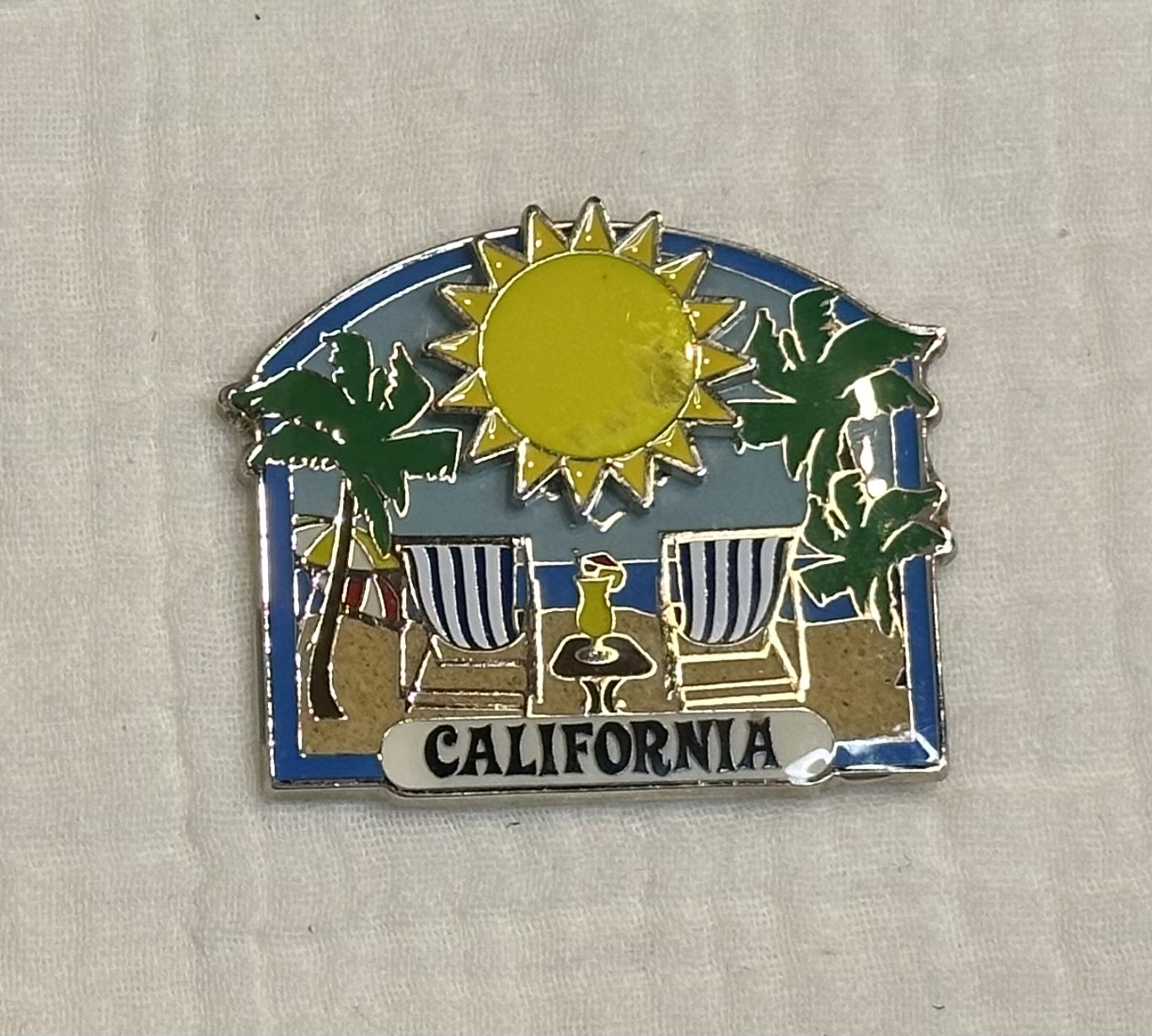 太陽とヤシの木、ビーチが描かれたLAで購入したカリフォルニア州のご当地マグネット。