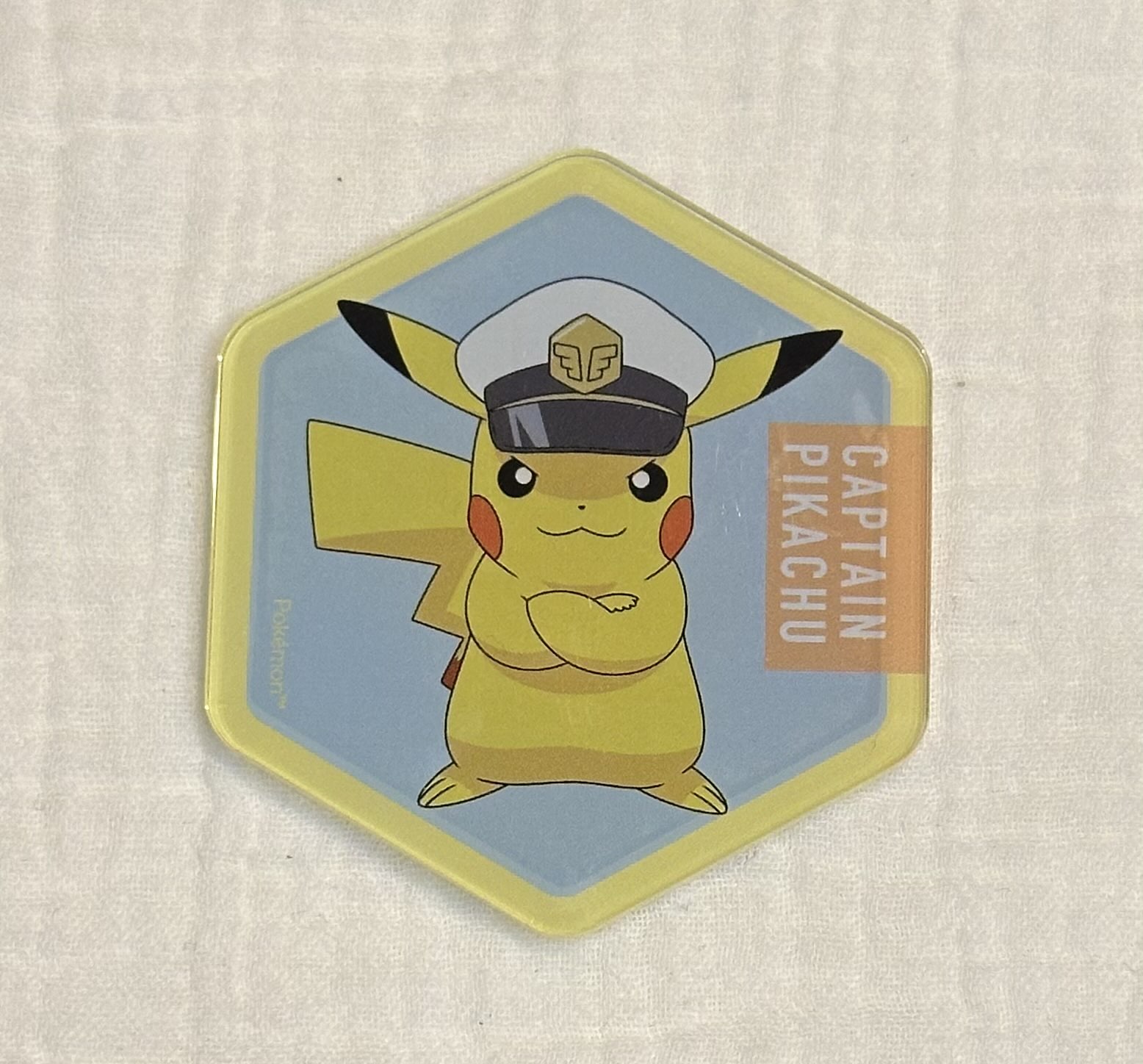 横浜ポケモンセンターで購入したキャプテンピカチューの六角形マグネット