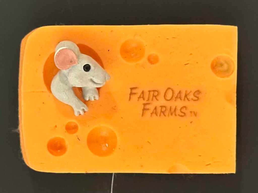 アメリカ・インディアナ州フェアオークスファームのチーズとネズミがデザインされたご当地マグネット