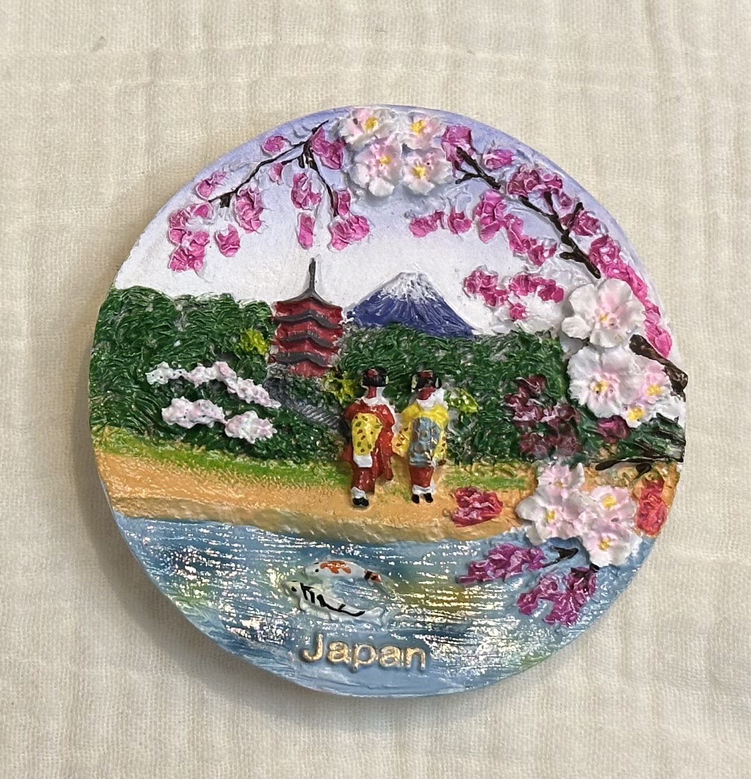 富士山と桜とお寺、着物を着た女性が描かれた日本のお土産マグネット