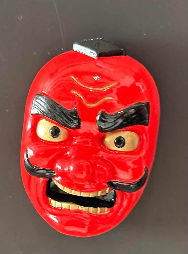 東京・浅草で購入した赤い天狗の顔が立体的にデザインされたご当地マグネット