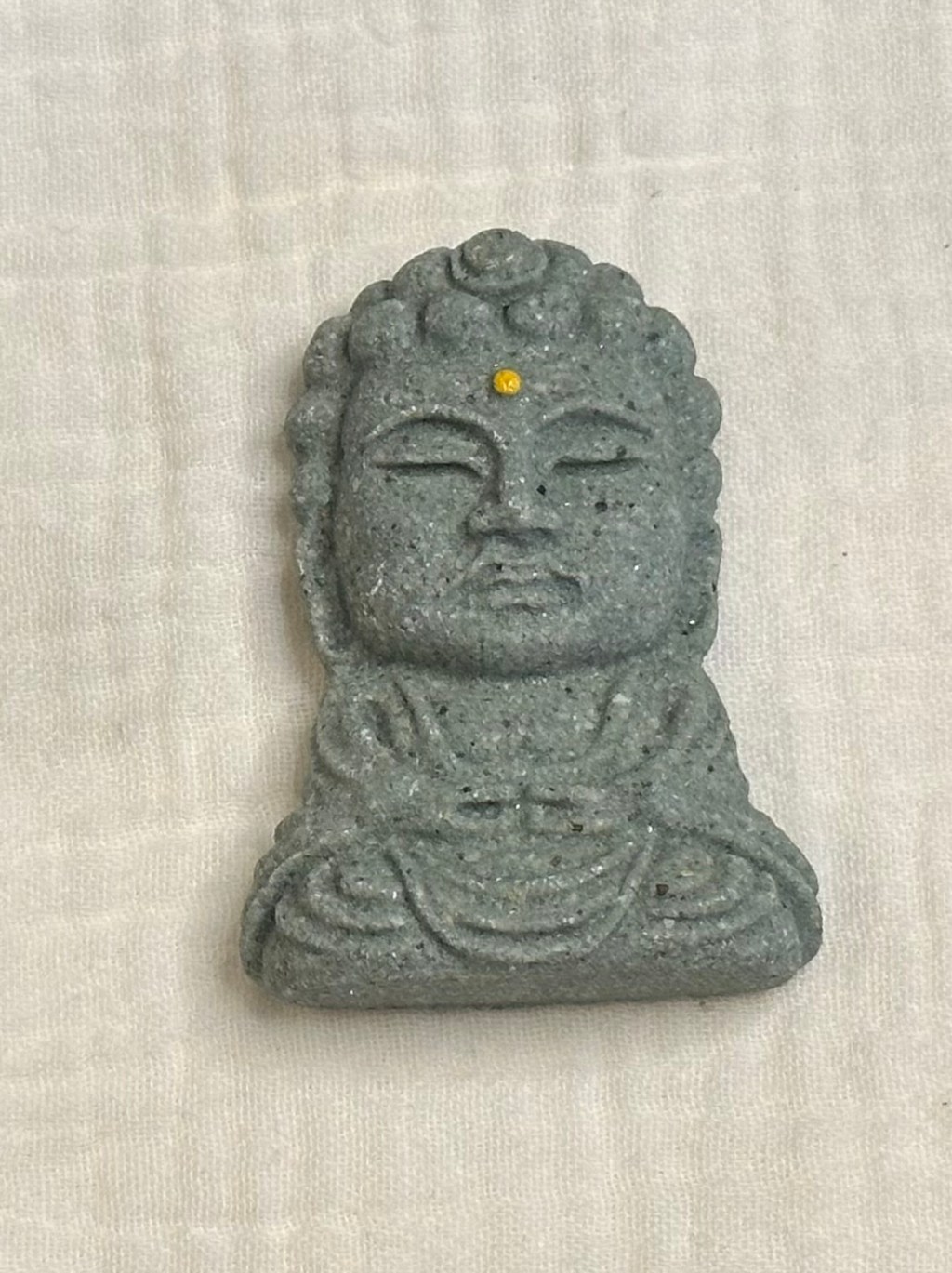 鎌倉の大仏をモチーフにしたグレーの立体マグネット。鎌倉・高徳院近くの売店で購入したお土産用の冷蔵庫マグネット。