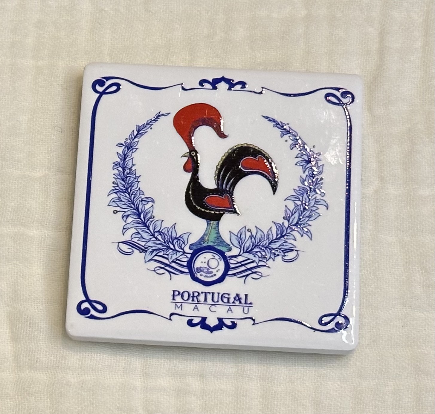 #134 マカオ 幸せのシンボル ガロ タイルマグネット
