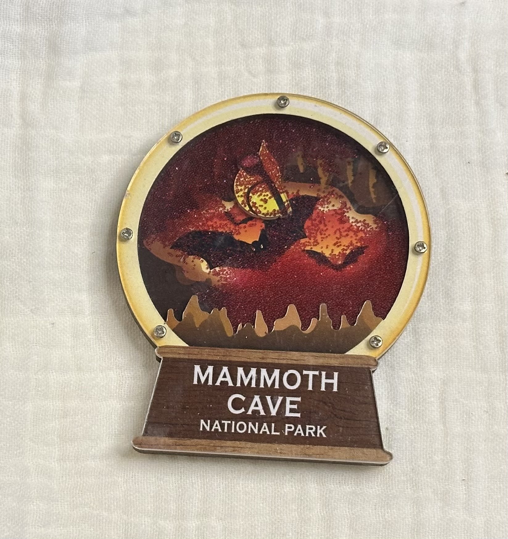 アメリカ ケンタッキー州のマンモス・ケーブ国立公園の売店で購入した、洞窟とコウモリが描かれたシャカシャカマグネット