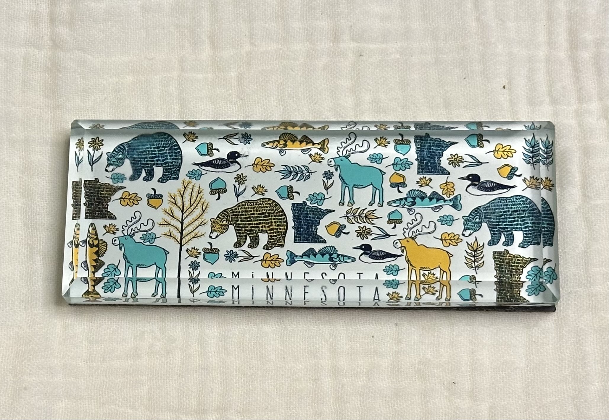 Mall of Americaで購入した、クマや鹿、魚などミネソタ州の自然モチーフが描かれたミネソタマグネット