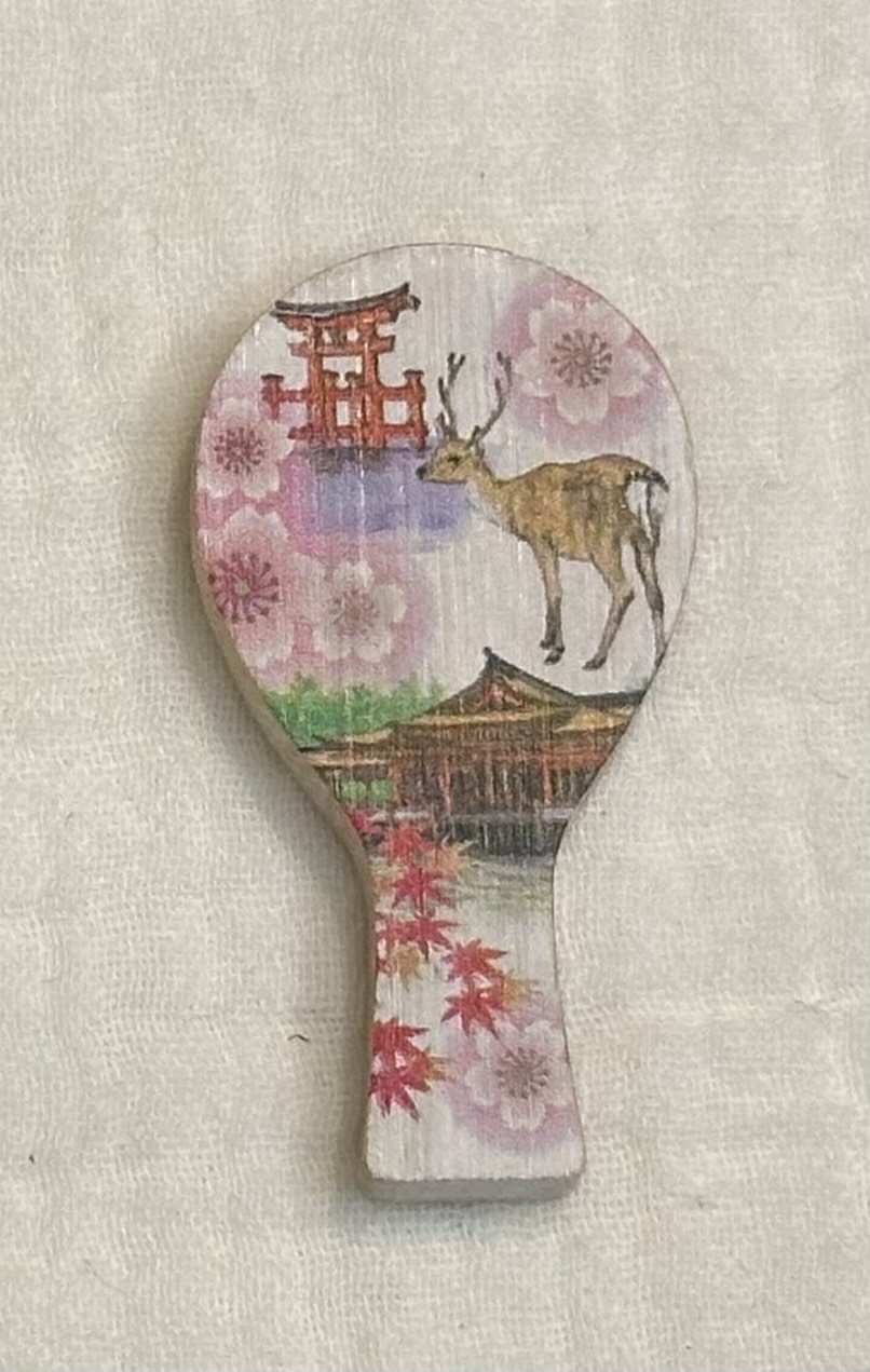 広島県の厳島神社で購入した鹿と鳥居が描かれた広島ご当地マグネット