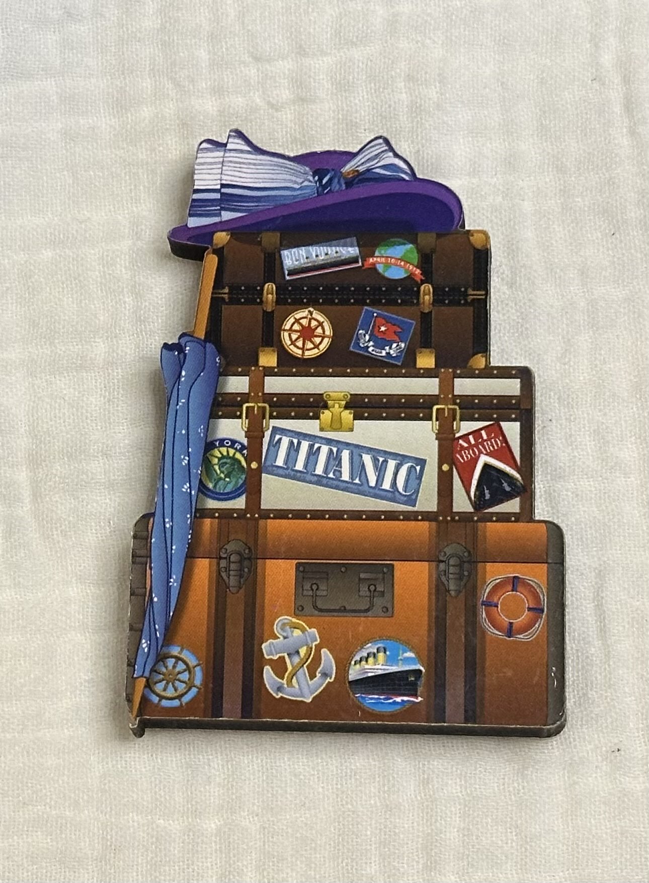 アメリカ・ピジョンフォージのタイタニック博物館で購入した、トランク型デザインのタイタニックマグネット